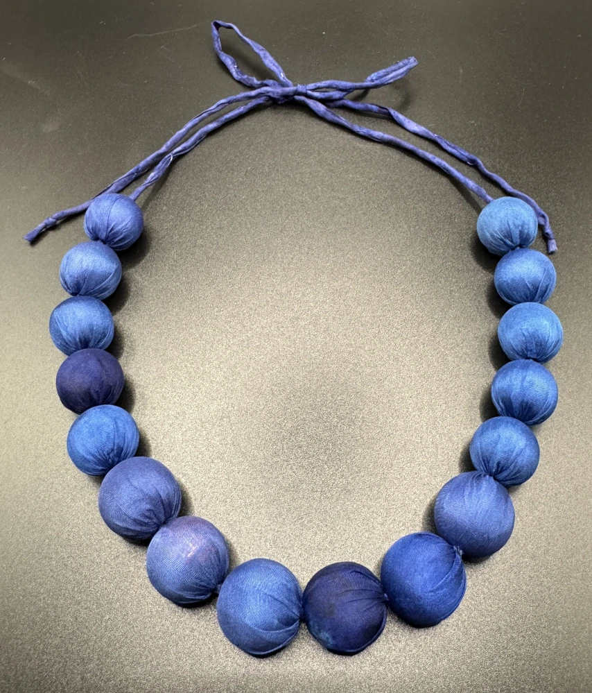 Ammerová Bohumila: Náhrdelník kuličky na šňůrce - modrý