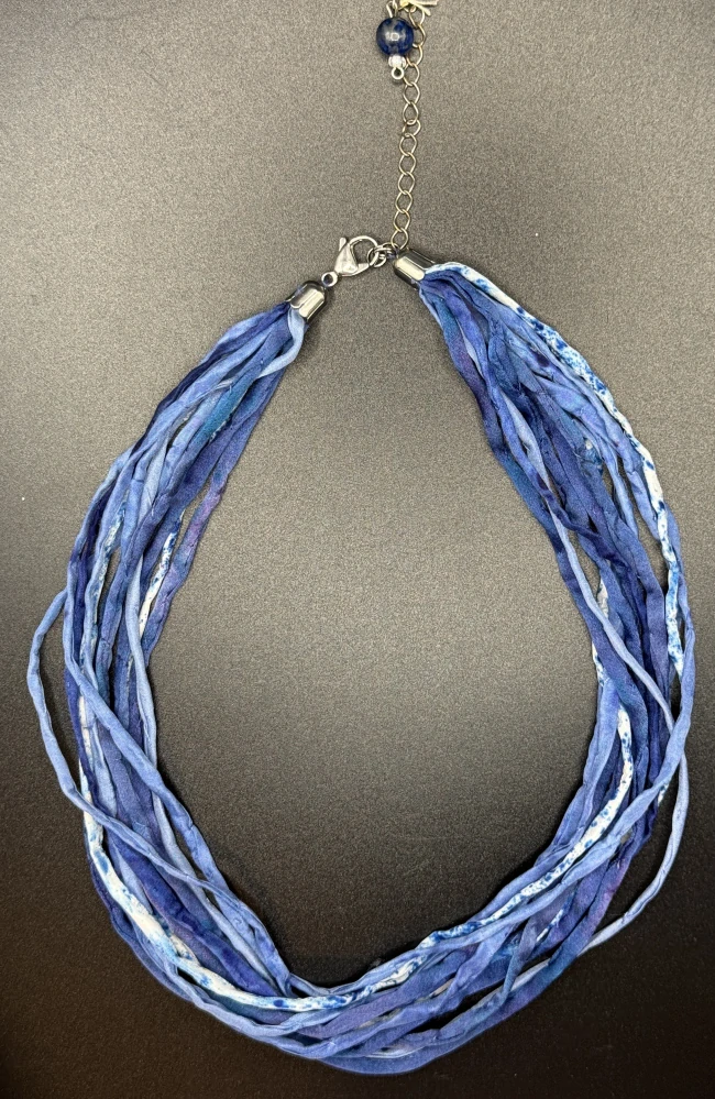 Ammerová Bohumila: Náhrdelník šňůrky - modrý se žíháním