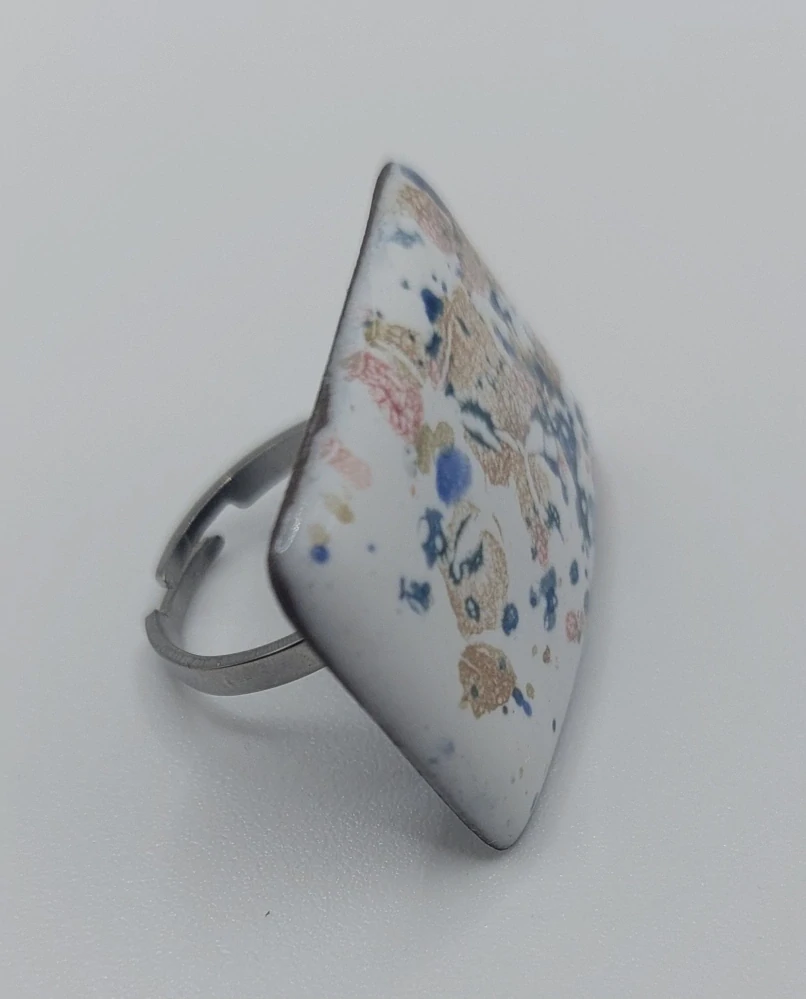 Komárková Lea: Prsten (bílý s barevnými skvrnami obdélníkový)