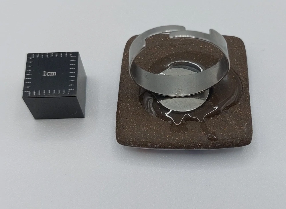 Komárková Lea: Prsten (bílý s barvenými skvrnami čtvercový)