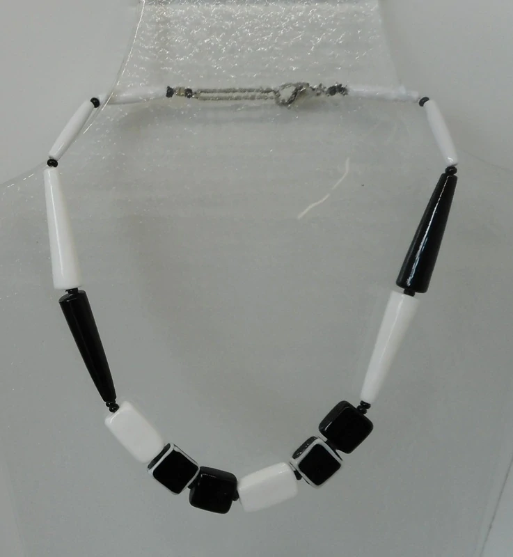 Brodská Vladimíra: Náhrdelník krátký černobílý