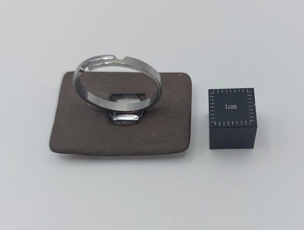 Komárková Lea: Prsten (bílý s barevnými skvrnami obdélníkový)