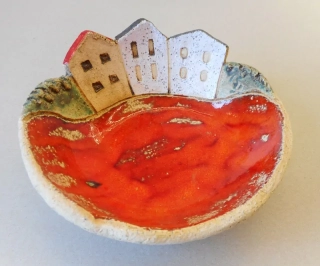 Trbušková Štěpánka: Miska (oranž) s domečky