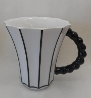GOLDFINGER porcelán: Hrnek RETRO  T - černá linka