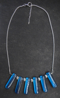 Kaufman Robert: DARK BLUE vějíř - Skleněný náhrdelník 