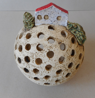 Trbušková Štěpánka: Svícen - koule velká s domkem