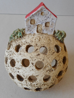 Trbušková Štěpánka: Svícen - koule malá s domkem I.