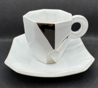 DUKE: Hrnek s podšálkem kubistický