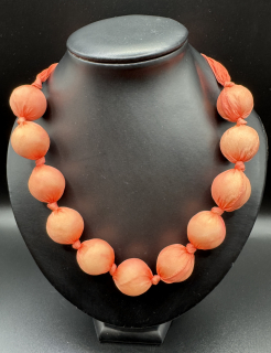 Ammerová Bohumila: Náhrdelník kuličky s uzlíky - meruňkový