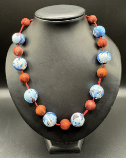 Ammerová Bohumila: Náhrdelník kuličky na šňůrce - modro-hnědý