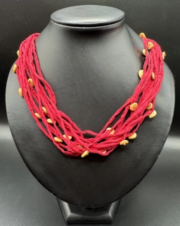 Ammerová Bohumila: Náhrdelník šňůrky - šarlatový s korálkovými lístky