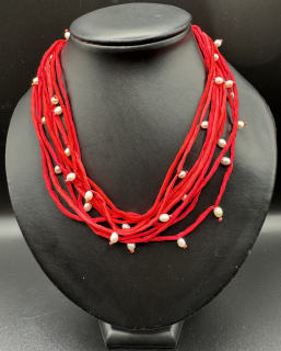 Ammerová Bohumila: Náhrdelník šňůrky - červený s perličkami