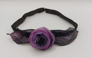 "Ruckl" Knoblochová Zuzana: Růžička na krk - náhrdelník (růžovo-fialová)