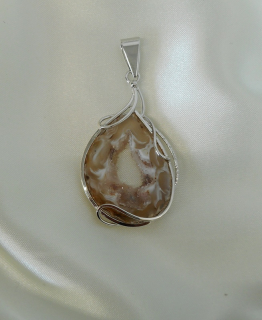 Kurfiřtová Štěpánka: Přívěšek - peříčkový achát