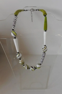 Brodská Vladimíra: Náhrdelník krátký zelenobílý s proužky