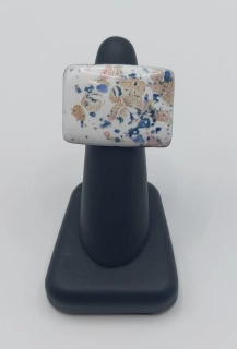 Komárková Lea: Prsten (bílý s barevnými skvrnami obdélníkový)