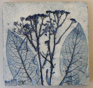 Baláž Roman: Kachel střední modrý - rostlinný motiv