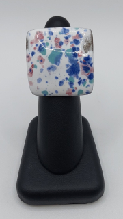 Komárková Lea: Prsten (bílý s barvenými skvrnami čtvercový)