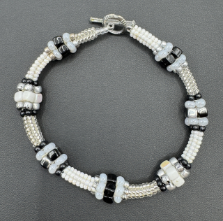 Bubílková Zuzana: Náramek IV