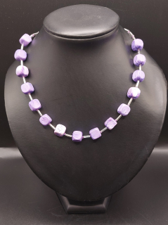 Ammerová Bohumila: Náhrdelník kostičky - fialový žíhaný