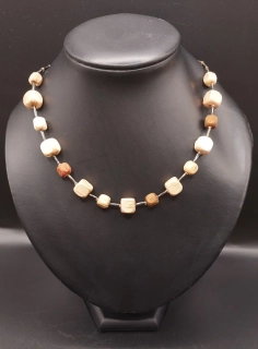 Ammerová Bohumila: Náhrdelník kostičky - cappuccino