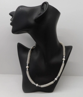 Bubílková Zuzana: Náhrdelník stříbrný s peličkami