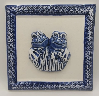 Oršulíková Stanislava: Závěsný kachel - Dvě žabičky