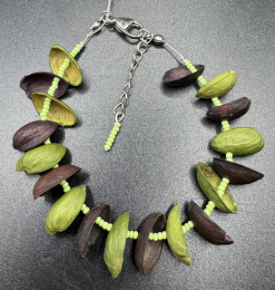 Ammerová Bohumila: Náramek korálky + pistácie - zeleno-černý