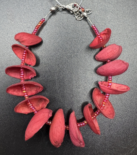 Ammerová Bohumila: Náramek korálky + pistácie - červený