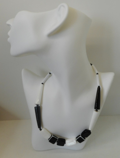 Brodská Vladimíra: Náhrdelník krátký černobílý