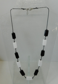 Brodská Vladimíra: Náhrdelník dlouhý černobílý